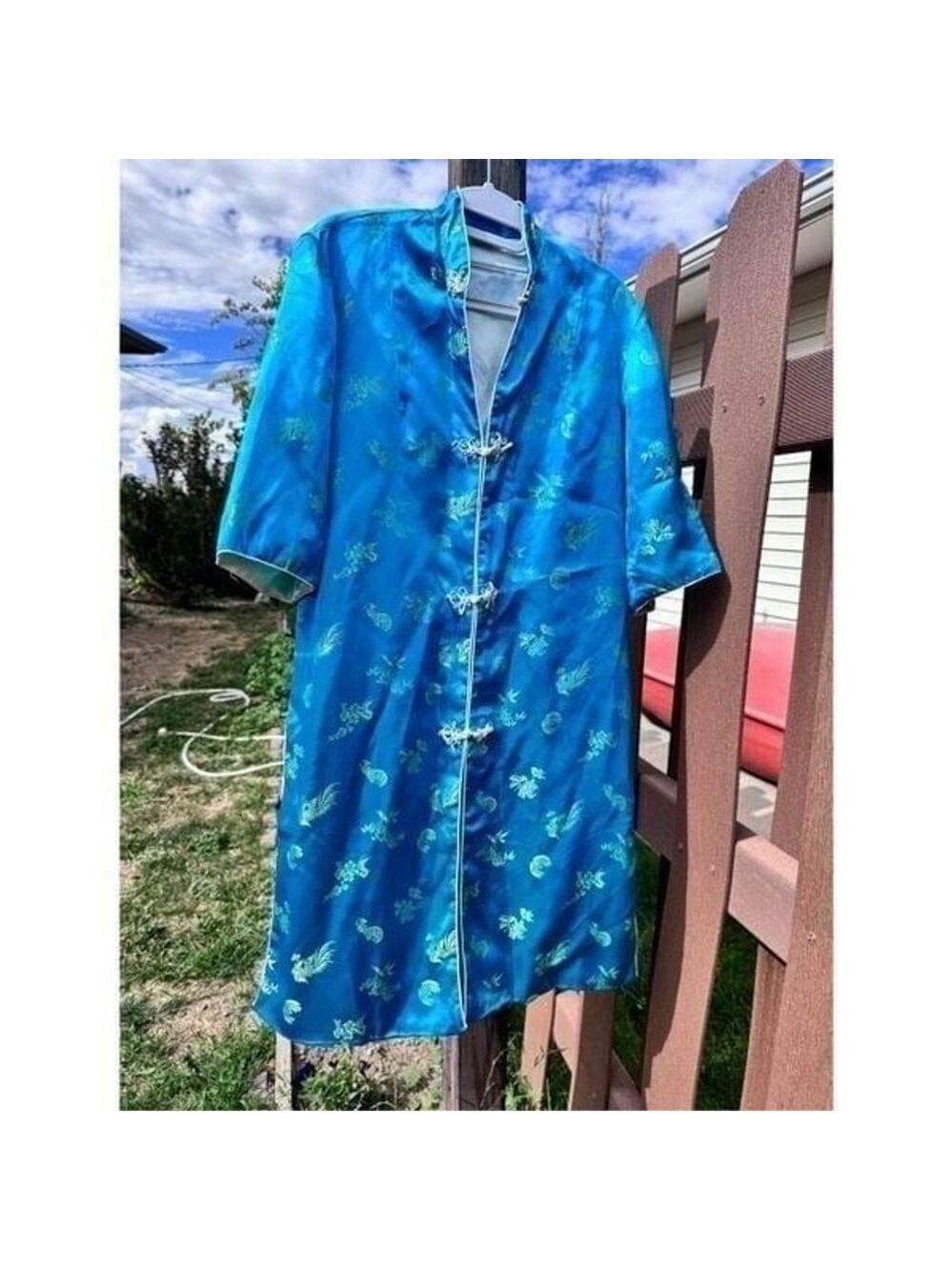 Cheongsam dress shiny silky blue med Hong Kong ornate gold embroidery white sati